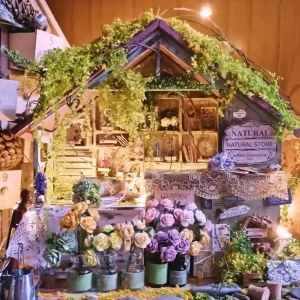 Miniature plants for diorama in a glass studio setting, decorative model foliage vines for DIY dollhouses.